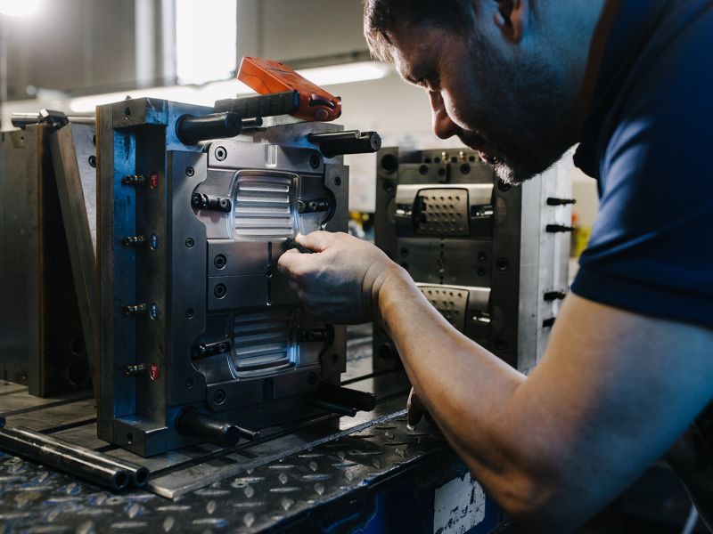 Feinjustierung eines Spritzgusswerkzeugs – höchste Präzision im Werkzeugbau bei Metalltechnik Börde.