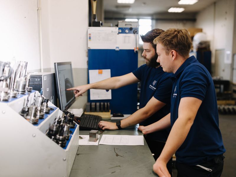 Abstimmung an der CNC-Station – junge Fachkräfte planen Fertigungsprozesse bei Metalltechnik Börde.