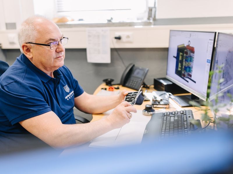 CAD-gestützte Konstruktion bei Metalltechnik Börde – präzise Planung und Bauteilprüfung am Bildschirm.