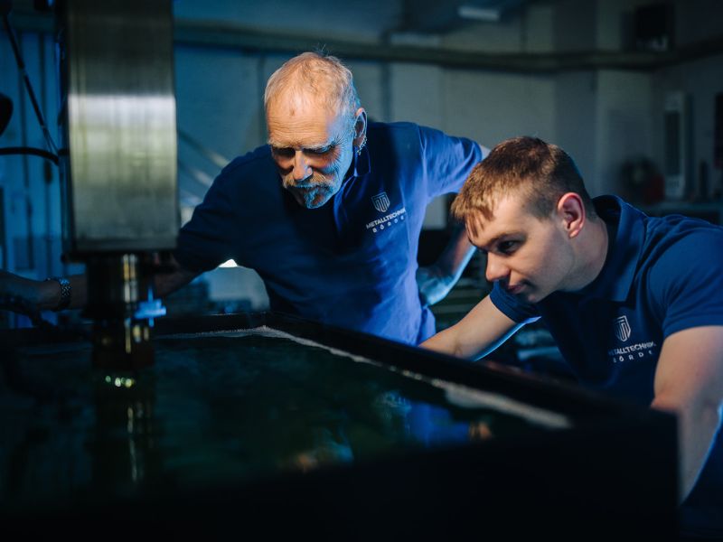 Fachgerechtes Senkerodieren im Team – präzise Elektroerosion bei Metalltechnik Börde.