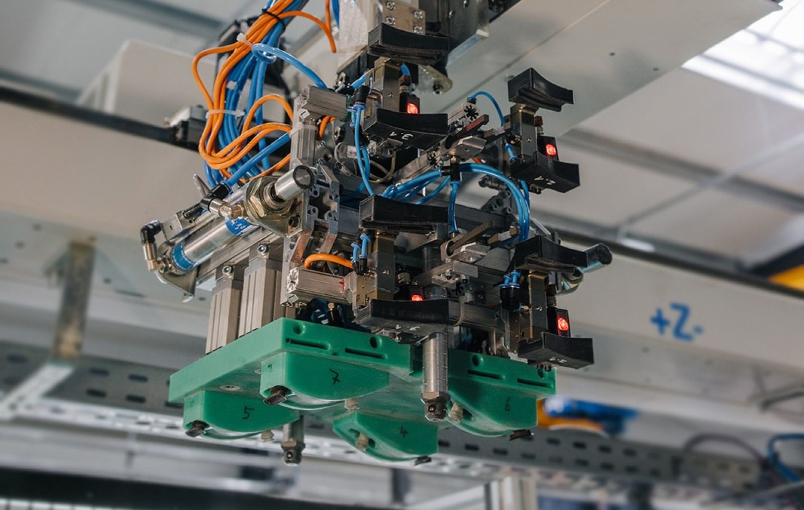 Greifarm eines Handling-Roboters mit Pneumatik und Sensorik in moderner Produktionsanlage