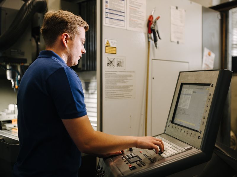 Bedienung einer CNC-Fräsmaschine – Fertigung moderner Bauteile mit digitaler Steuerung.