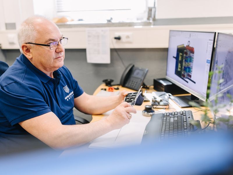 CAD-gestützte Konstruktion bei Metalltechnik Börde – präzise Planung und Bauteilprüfung am Bildschirm.
