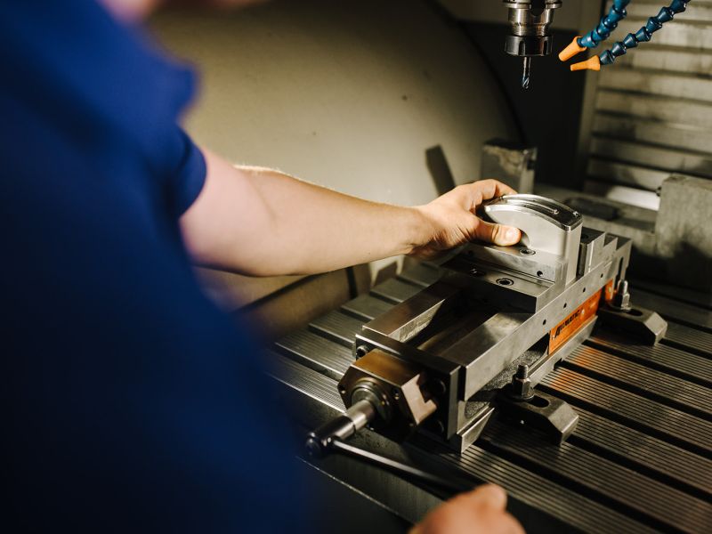 Einspannen eines Werkstücks auf CNC-Fräse – Vorbereitung für präzise spanende Bearbeitung.