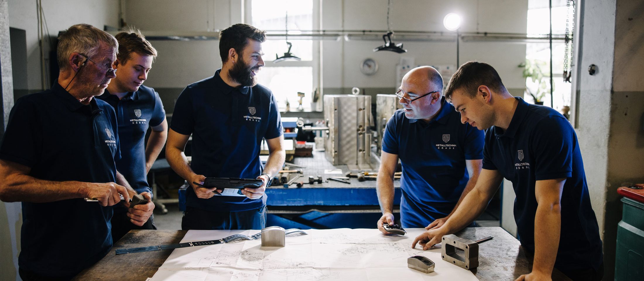 Team der Metalltechnik Börde bei der Planung technischer Bauteile – präzise, kollegial und lösungsorientiert.