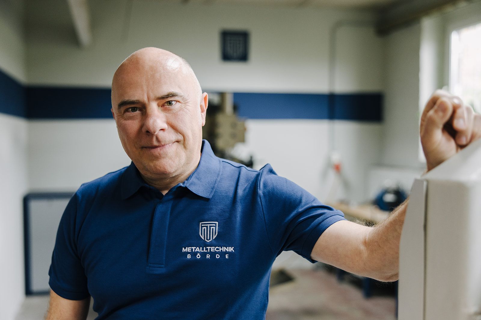 Porträt eines Mitarbeiters der Metalltechnik Börde – erfahren, engagiert und technikbegeistert.