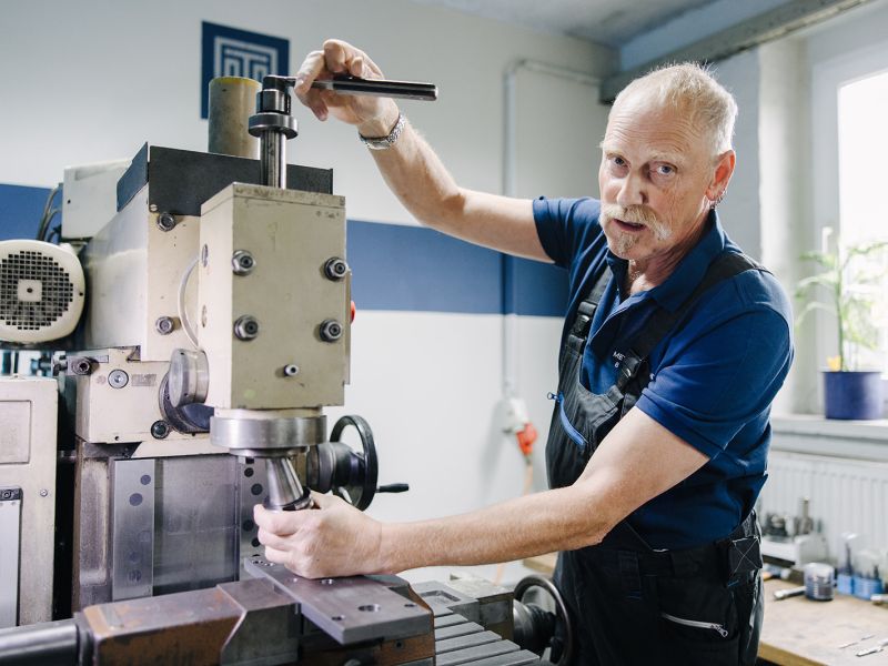 Einstellen des Fräswerkzeugs an konventioneller Maschine – Fachwissen in der manuellen Metallbearbeitung.