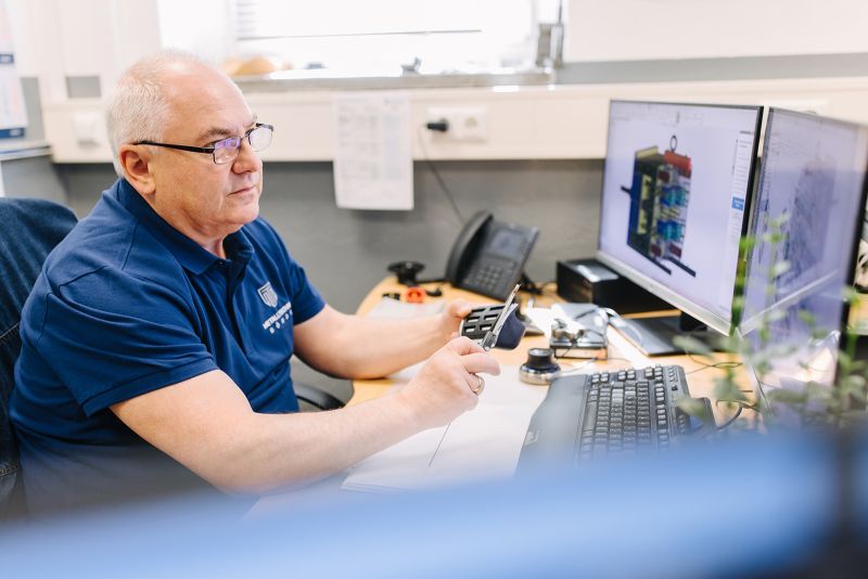 CAD-gestützte Konstruktion bei Metalltechnik Börde – präzise Planung und Bauteilprüfung am Bildschirm.