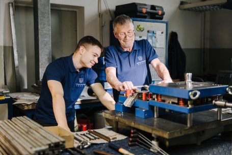 Arbeiten am Folgeverbundwerkzeug – Wissenstransfer und Präzision in der Werkzeugmontage.