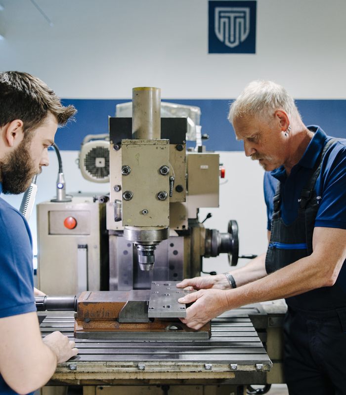 Gemeinsames Einrichten einer Fräsmaschine – generationsübergreifende Fachkompetenz bei Metalltechnik Börde.
