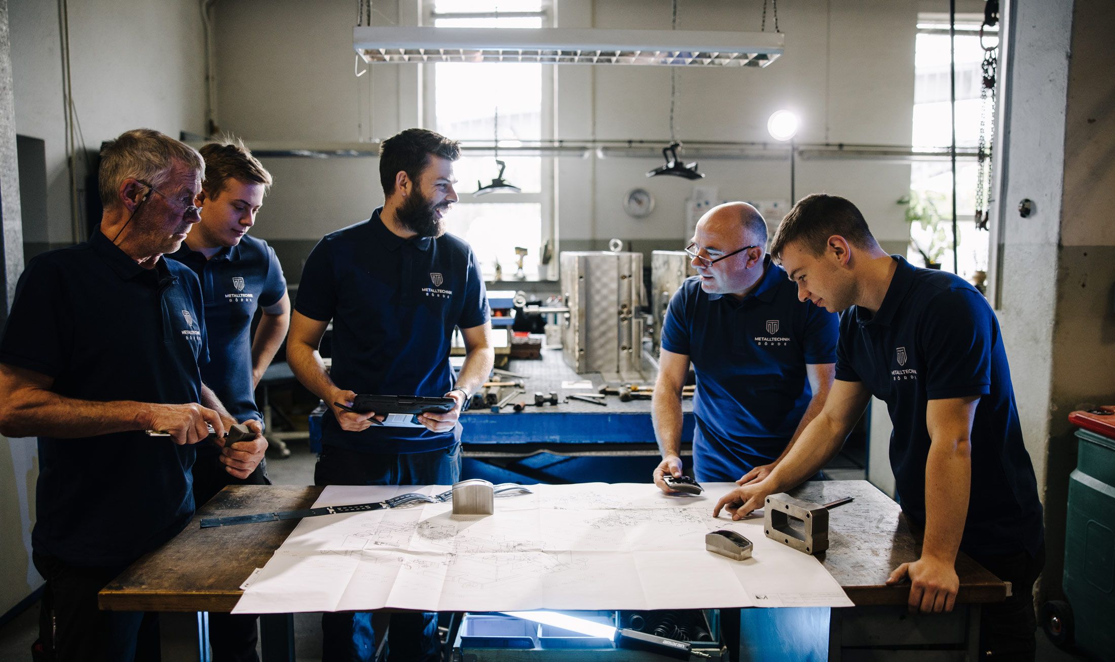 Team der Metalltechnik Börde bei der Planung technischer Bauteile – präzise, kollegial und lösungsorientiert.