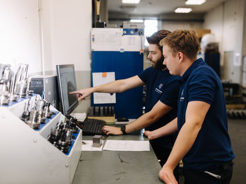 Abstimmung an der CNC-Station – junge Fachkräfte planen Fertigungsprozesse bei Metalltechnik Börde.