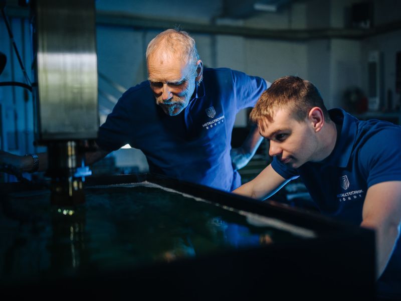 Fachgerechtes Senkerodieren im Team – präzise Elektroerosion bei Metalltechnik Börde.
